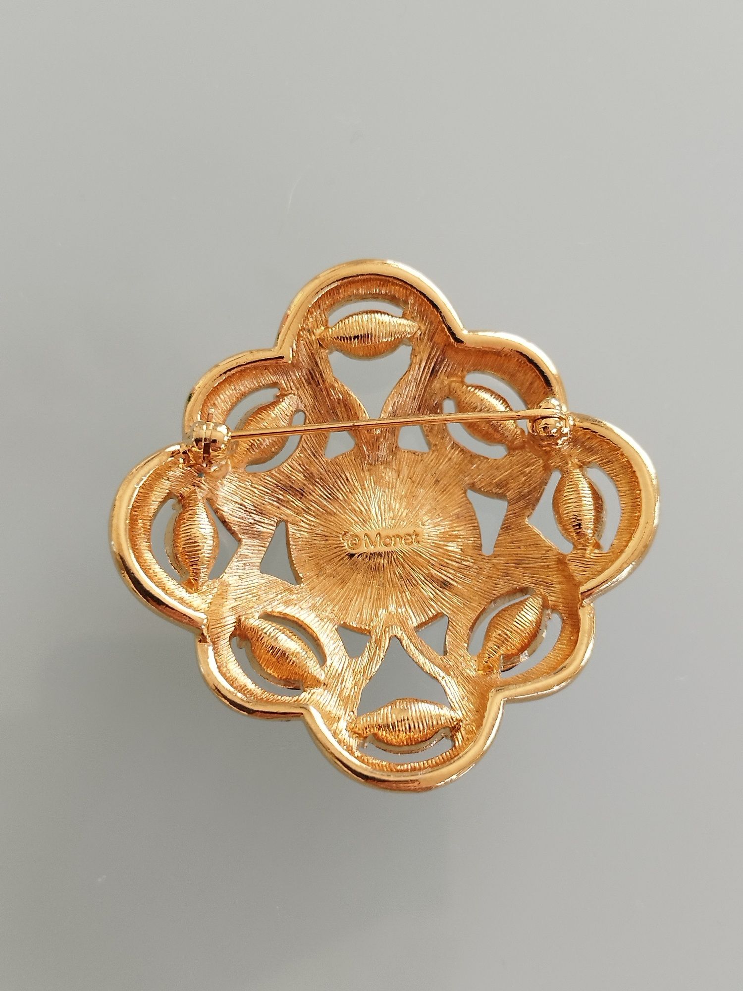 Lindo broche  vintage Monet. Estado muito bom