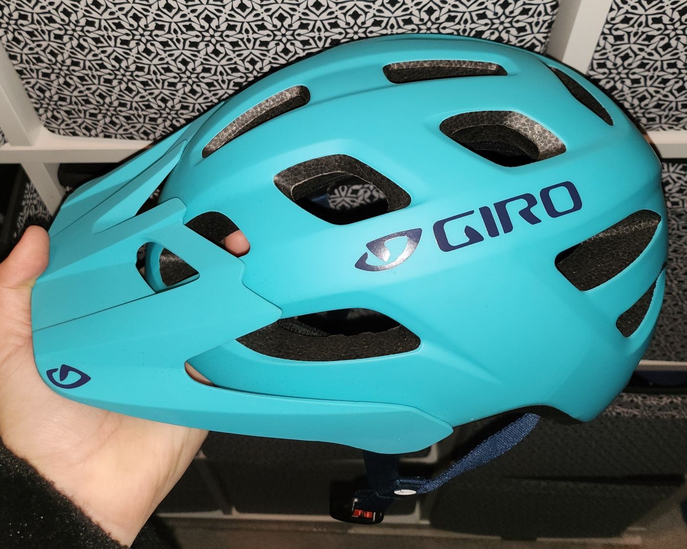 NOWY Kask rowerowy GIRO z regulacją Morski