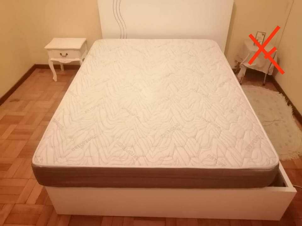 Cama com estrado e uma mesa cabeceira em muito bom estado