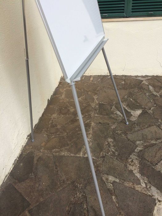 Cavalete Tripé elegante, ideal p/ as suas conferências!