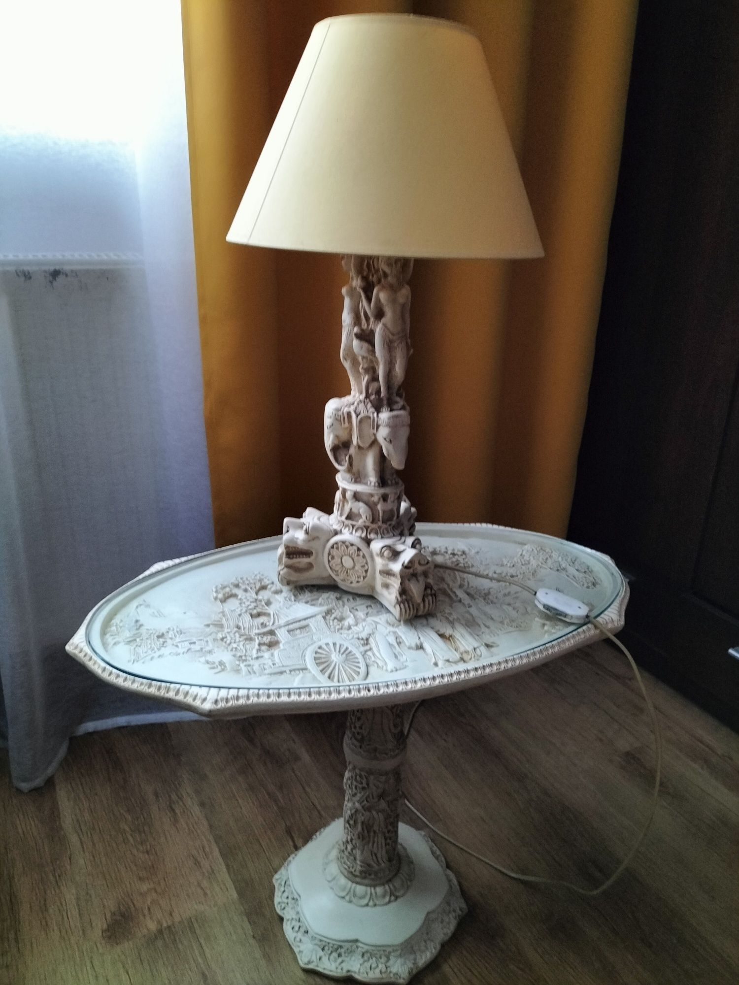 Stolik z alabastru plus lampka