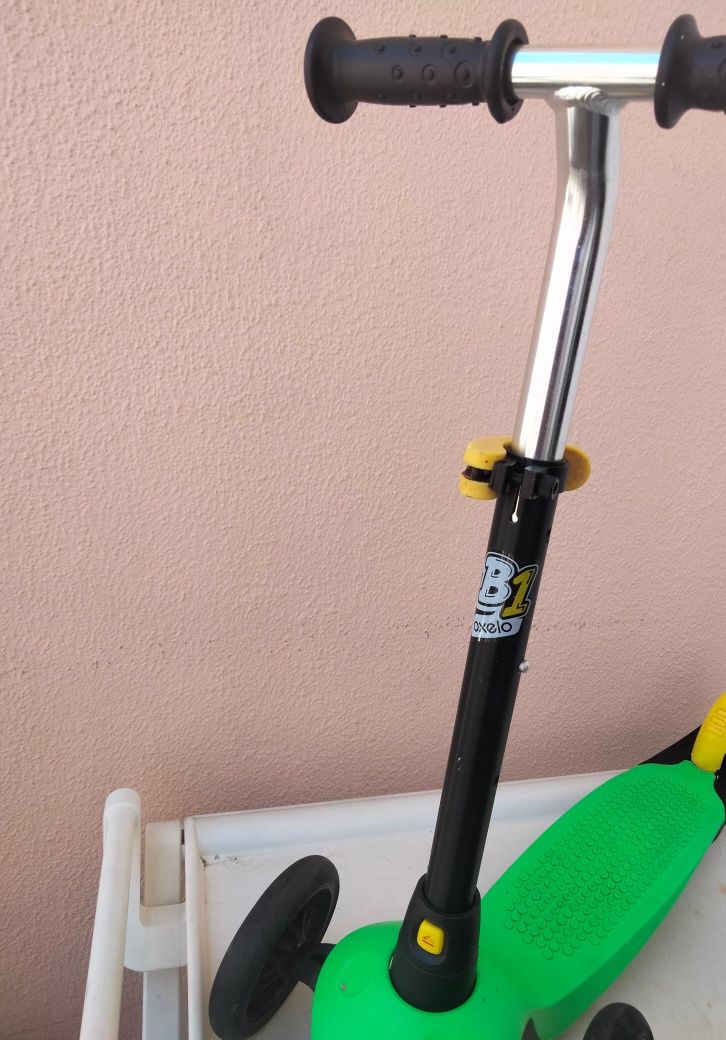 Trotinete verde com cesto incluído
