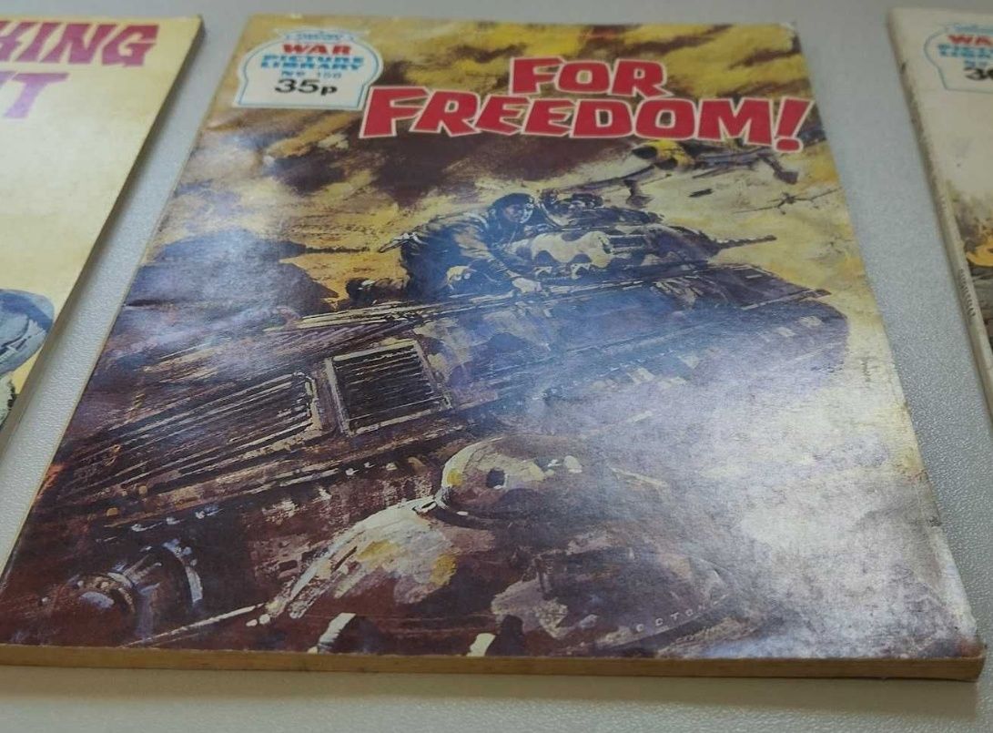3 komiksy War - picture library