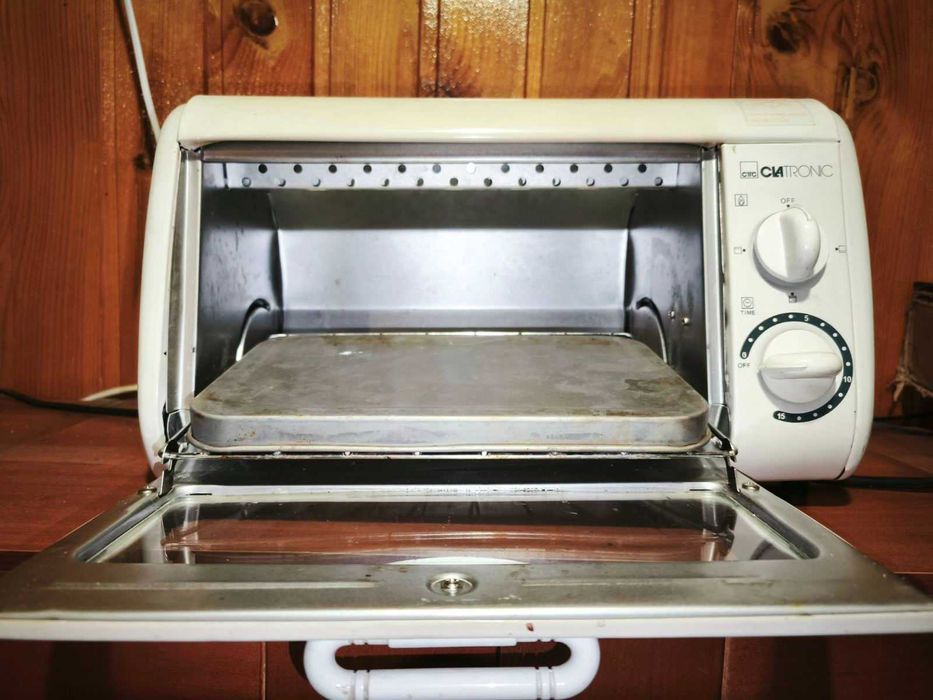 Міні електродуховка  Clatronic