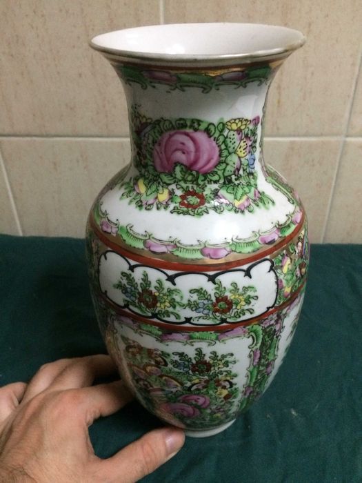 Pote Antigo em Porcelana Oriental de Macau motivo floral