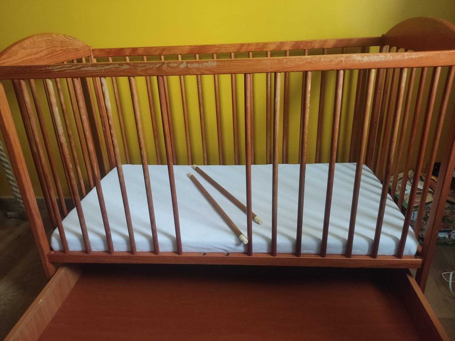 drewniane łóżeczko dziecięce