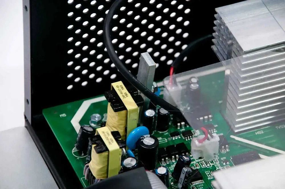 Гібридний сонячний інвертор (hybrid) MUST PV18-3224 VPM ll Series