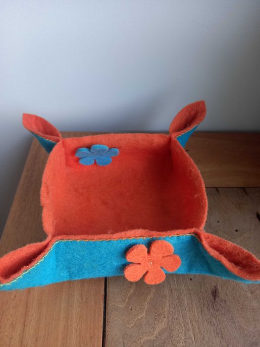 Despeja bolsos laranja e turquesa