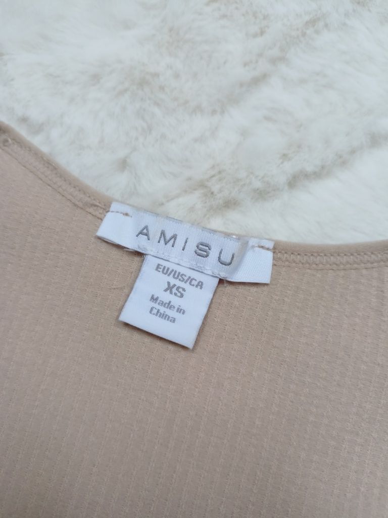 Beżowa bluzka z krótkim rękawem dopasowana prążkowana crop top basic