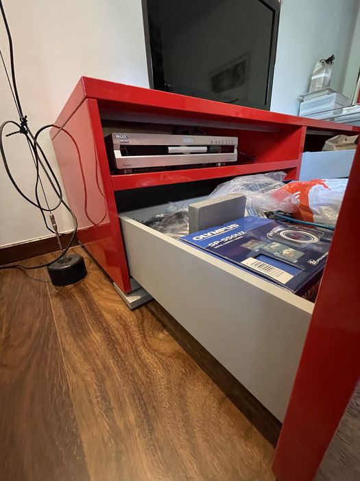 Móvel multimédia lacado com gavetão deslizante