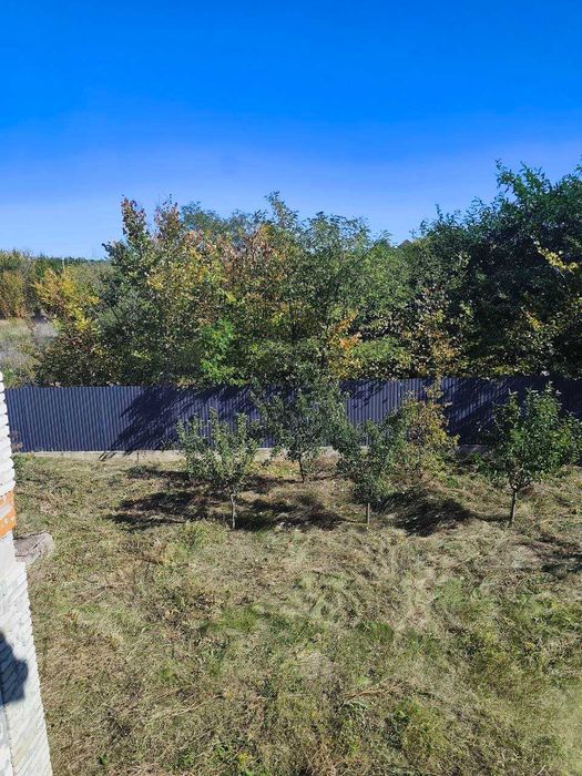 Продам двоповерховий будинок в коттеджному містечку.