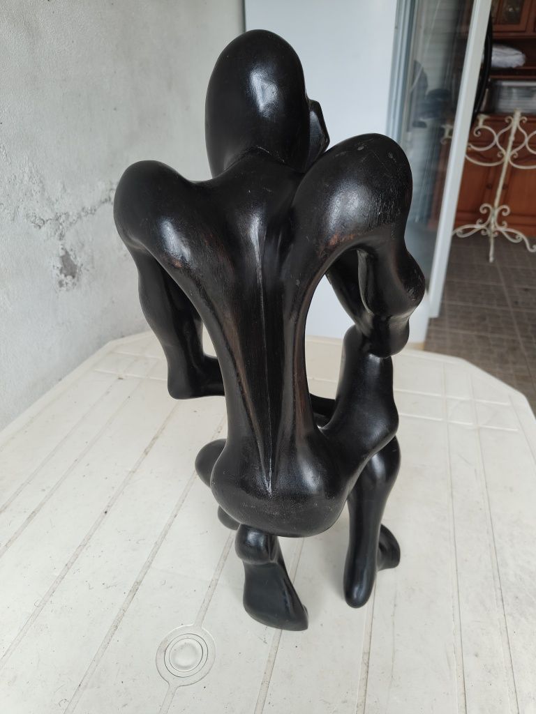 Estatueta em madeira preta.