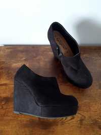 XA55 buty na koturnie czarne na wysokim obcasie zamszowe botki