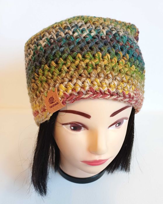 Długa czapka smerfetka zrobiona na szydełku