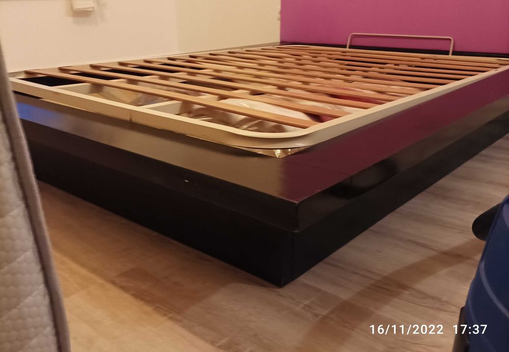 Cama com estrado elevatório