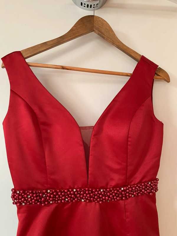 Vestido comprido de festa com pérolas na frente