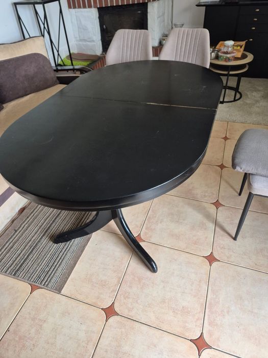 Czarny drewniany stół rozkładany