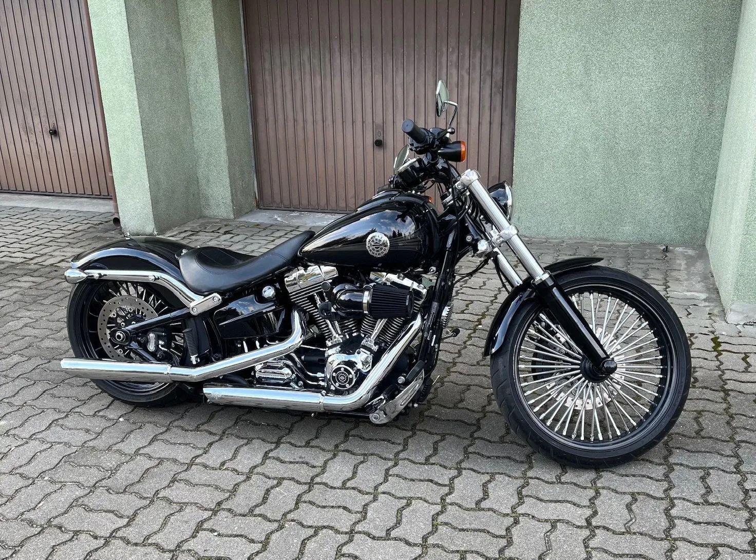 Harley-Davidson Softail Breakout 103 cale, pneumatyka Legend