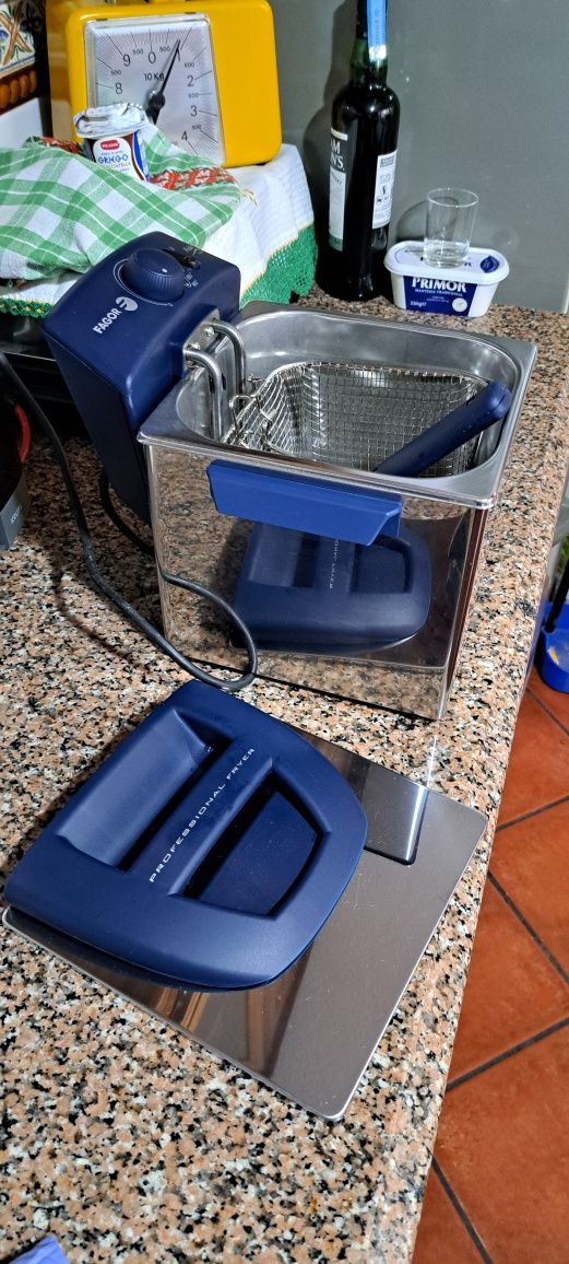 Vendo uma fritadeira é um ferro de engomar