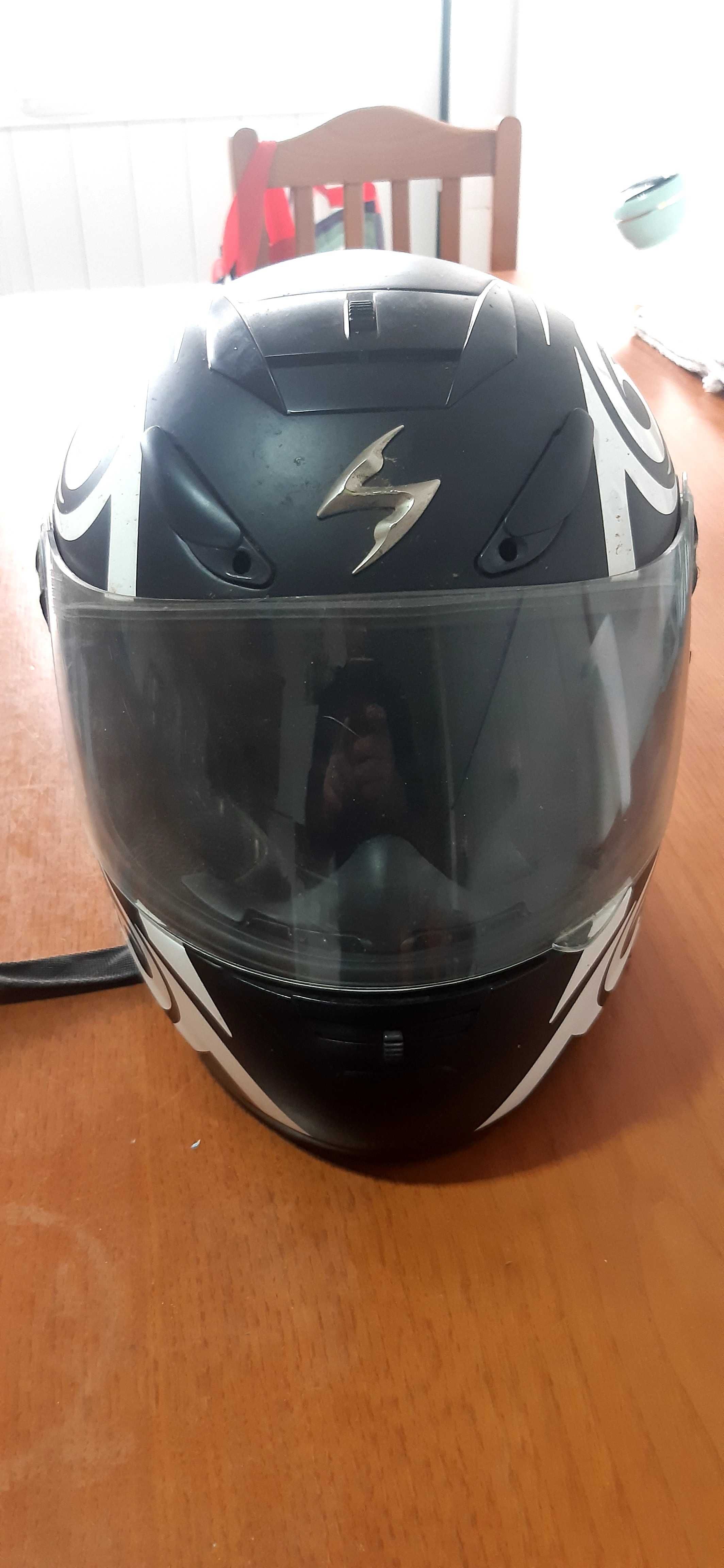 Capacete exo com afinação a ar para ajunte de interior.
