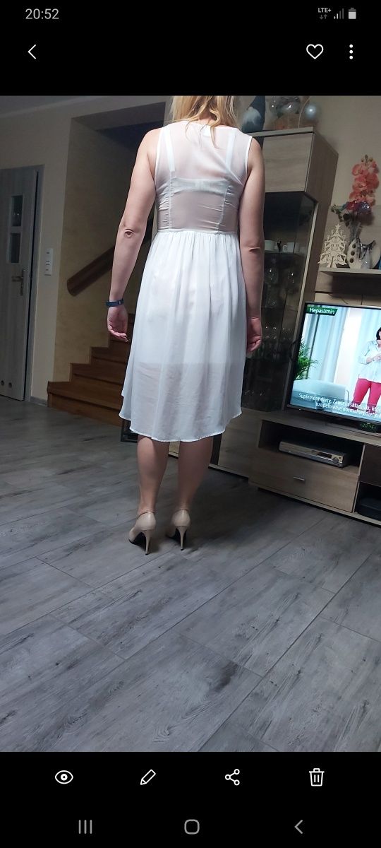 Zwiewna biała sukienka 40