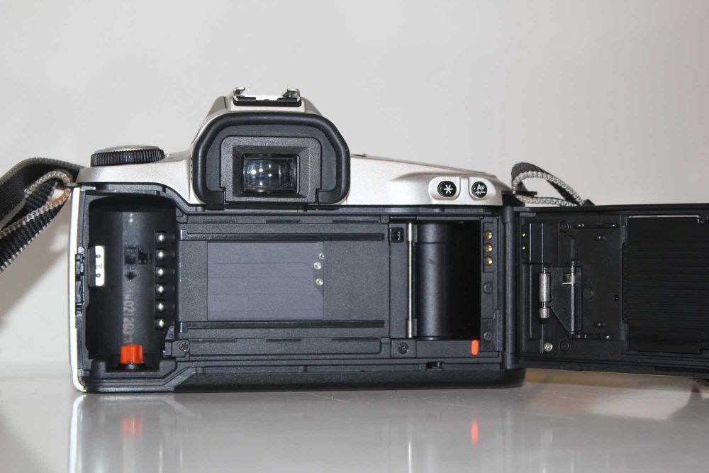 Canon EOS 500n (de rolo) com lente Canon EF 28-80mm f/3.5-5.6 II USM