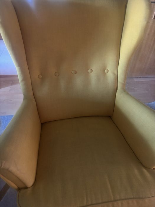 Cadeirao e pufe amarelo do Ikea