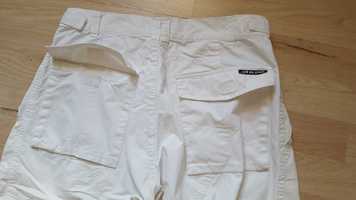 Białe spodnie do kolan, Blend of America krótkie spodenki, M