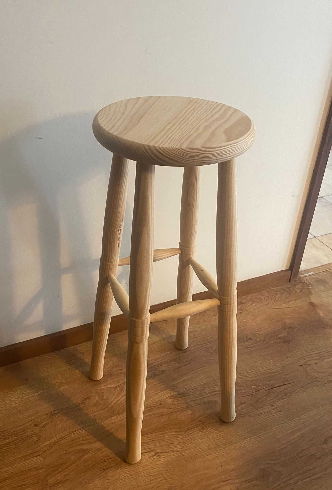 Banco 80 cm de altura e tampo com 30 cm de madeira