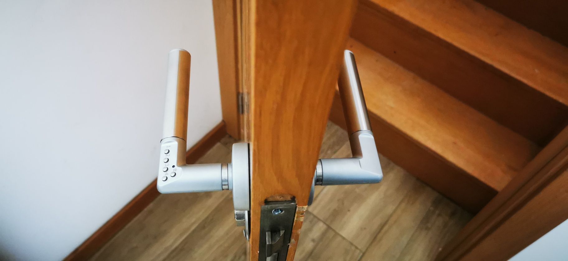 Puxador de porta Assa Abloy roseta TESA CODE muito pouco uso