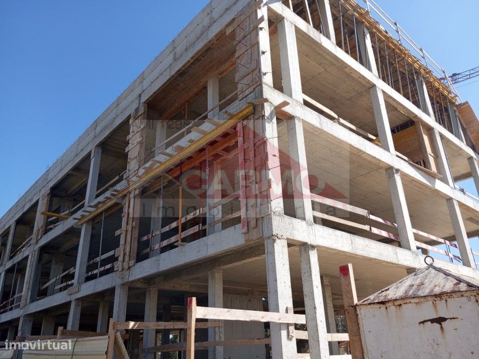 Excelentes T2 com Varandas , lugar de parqueamento e Arrecadação.