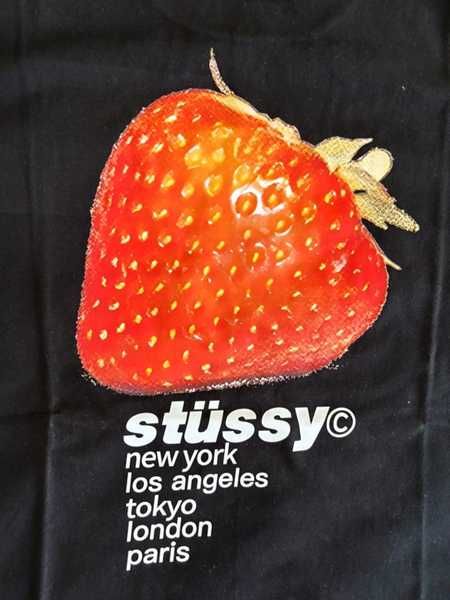 STUSSY czarna koszulka z nadrukiem truskawkowym Rozmiar M