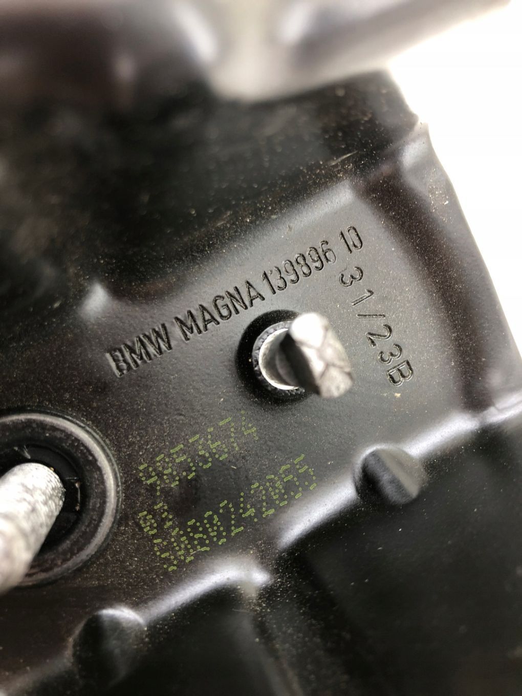 BMW X1 U11 ZAMEK RYGIEL ZACZEP MASKI PRAWY 9853674