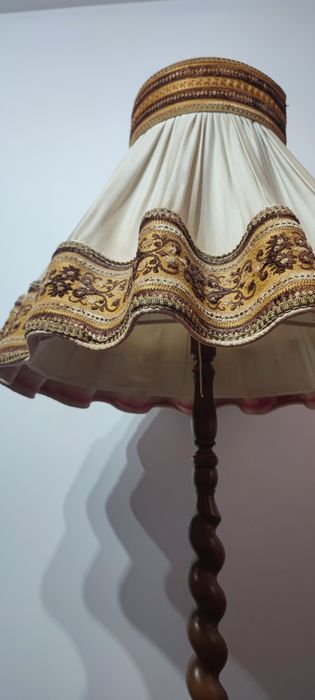 Lampa stojąca drewno