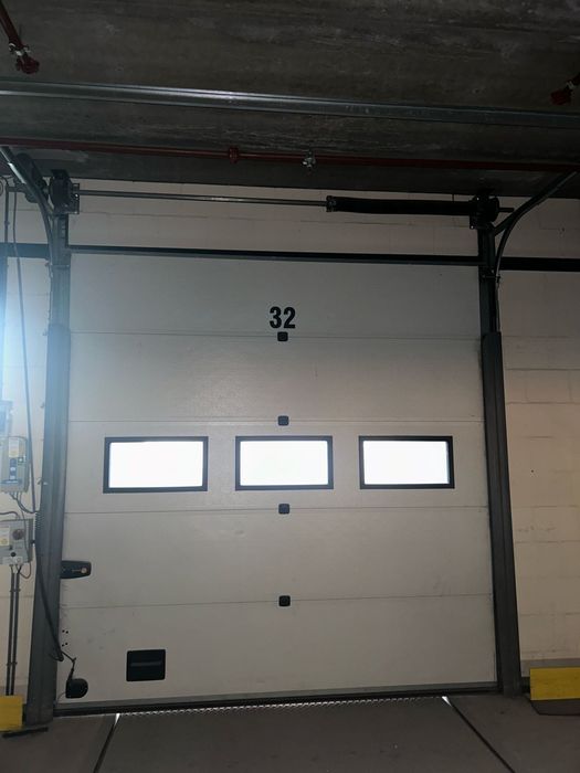 Brama segmentowa z jednym okienkiem 3,8 m szeroka 3,4 m wysoka elektry