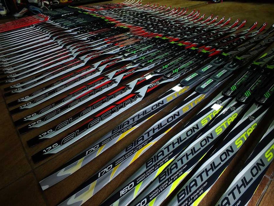 Narty biegowe z nowymi butami, kijkami, wiązaniami. Kompletne zestawy