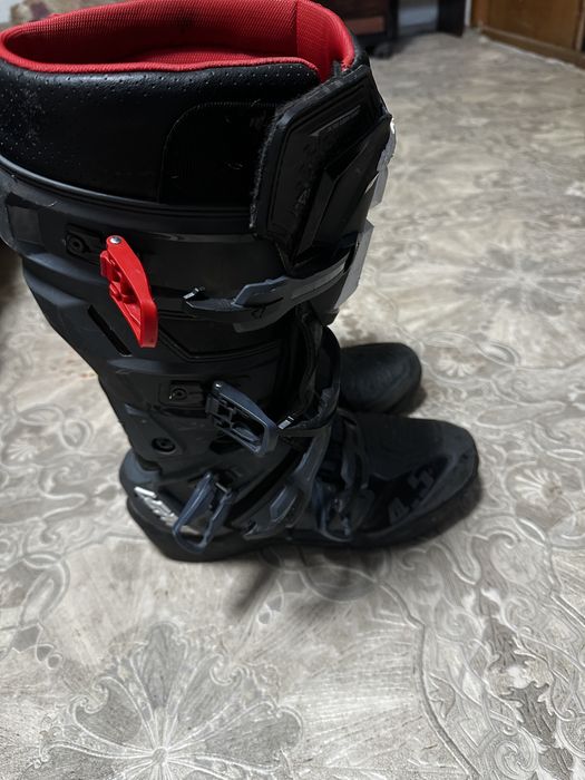 СРОЧНО ПРОДАМ мотоботи LEATT4.5 оригінал 43 розмір