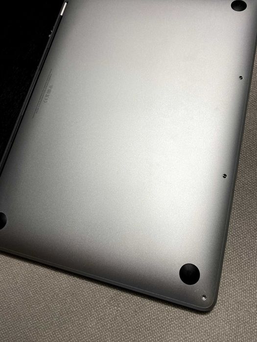 Macbook Pro 13" 2019 touchbar 8/256GB ANSI Layout