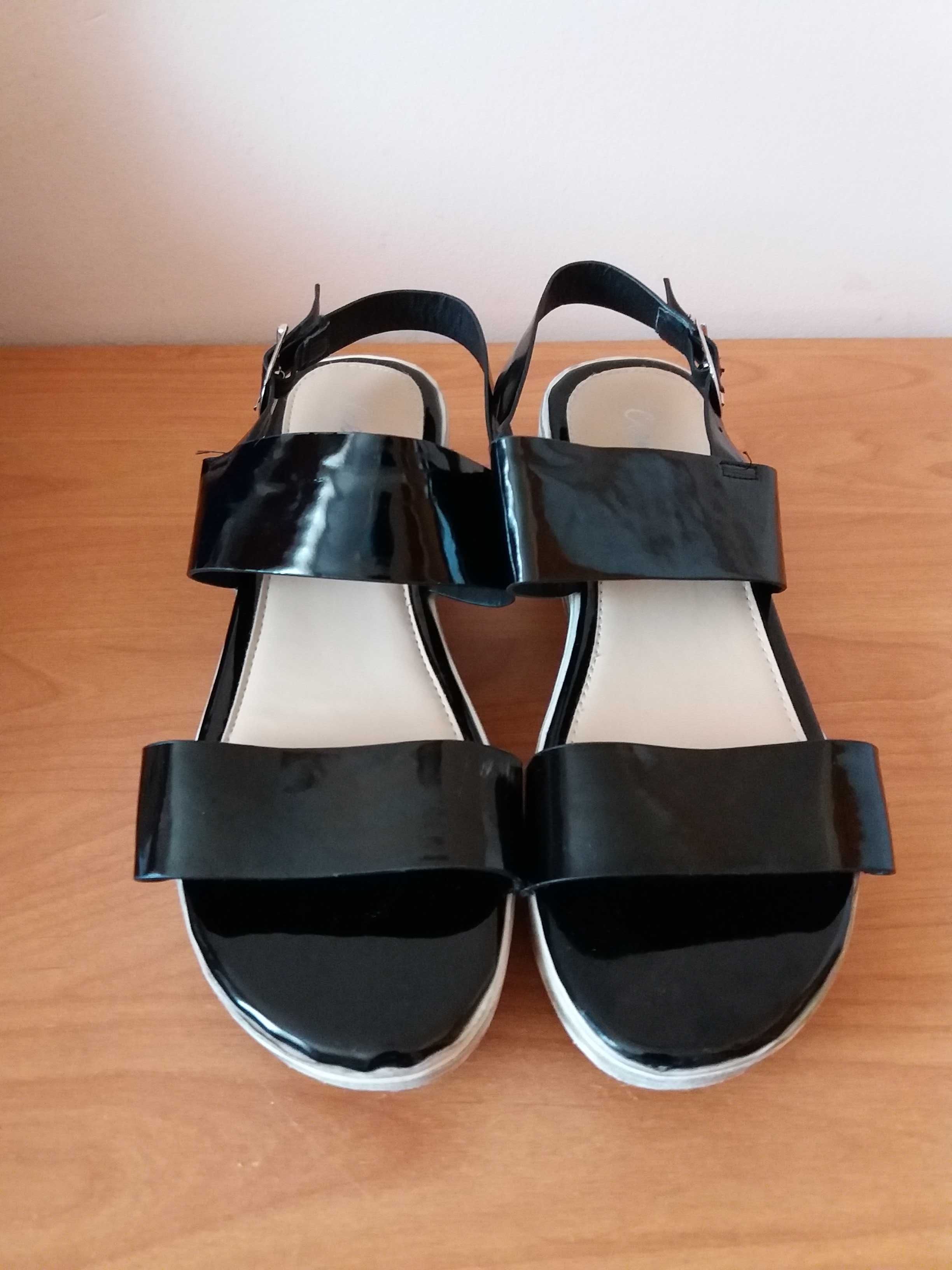 Czarne sandały 39 koturn 5cm lakierowane wkładka 25cm