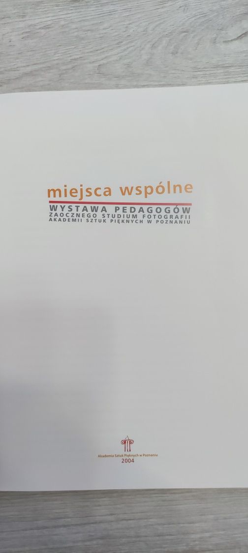 Miejsca Wspólne. Album znanych artystów fotografii.