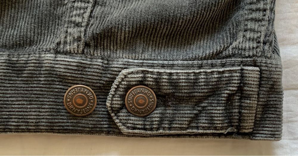 Blusão DKNY em bombazina.