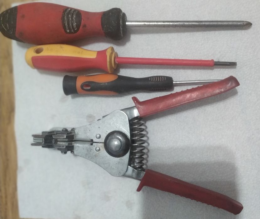 Zestaw: Automatyczny ściągacz Izolacji, Wkrętaki, Śrubokręty.