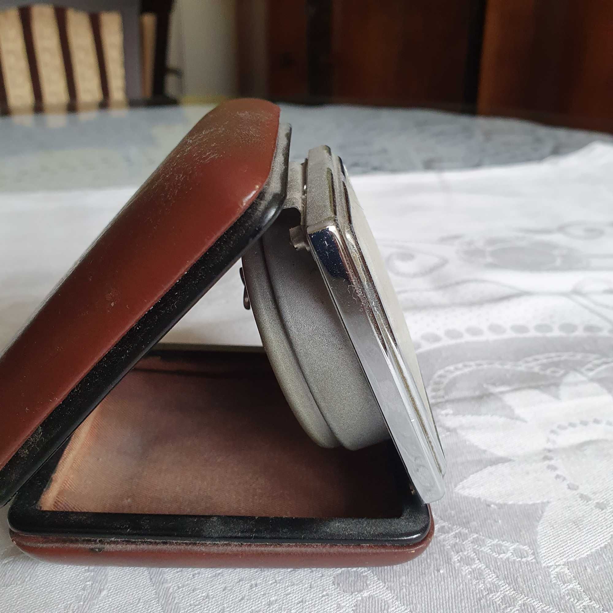 Piękny zabytkowy budzik Slava podróżny w skórzanym etui