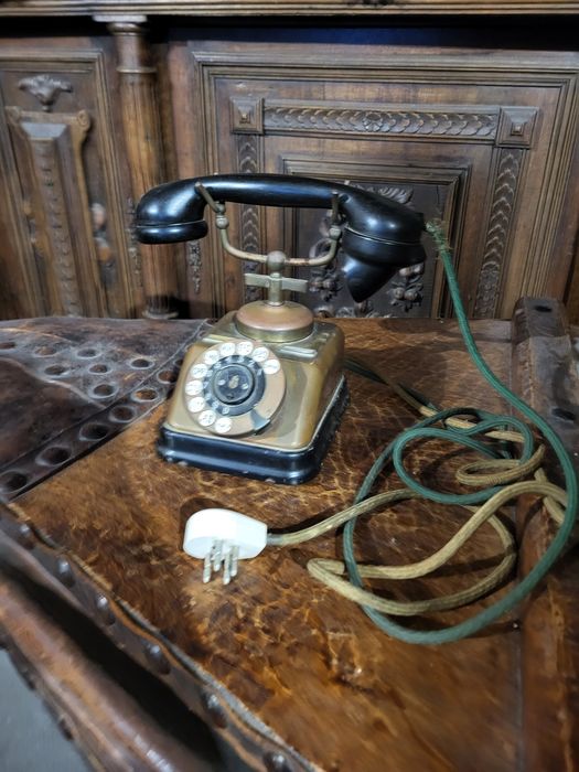 Stary mosiężny telefon tarczowy analogowy