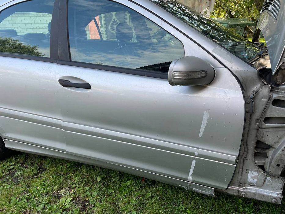 Дверка мерседес w203 c180 c200 c320 744