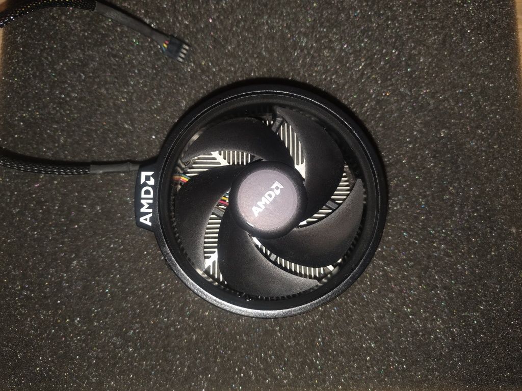 AMD Ryzen 3200G + Cooler + Autocolante