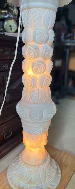 Coluna e vaso em flor em mármore ambos eletrificados