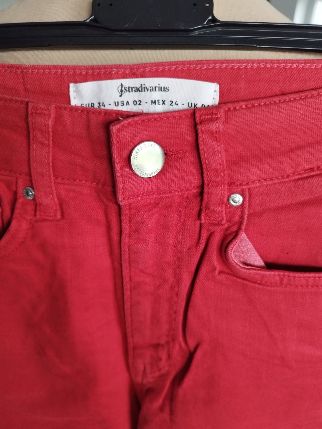 R.34 Stradivarius wyprzedaż czerwone spodnie damskie wysoki stan