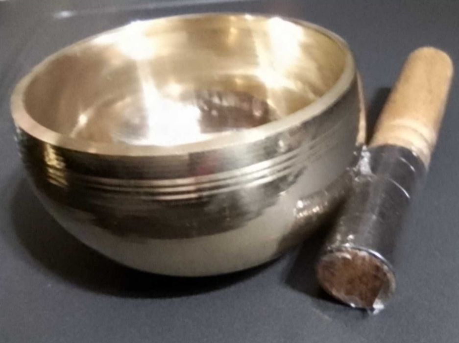 Misa tybetańska grająca gładka 8 -8.5 cm, pałka do rotacji, poduszka.