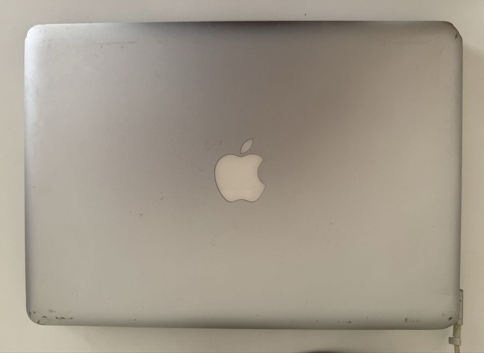 MacBook Pro 13” 2011 – SSD + carregador – só ligado à corrente